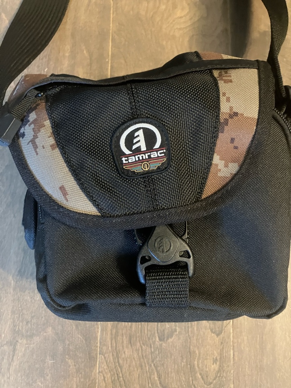 Tamrac 5531 adventure messenger Black 1 Camera Pouch with Camo Accents